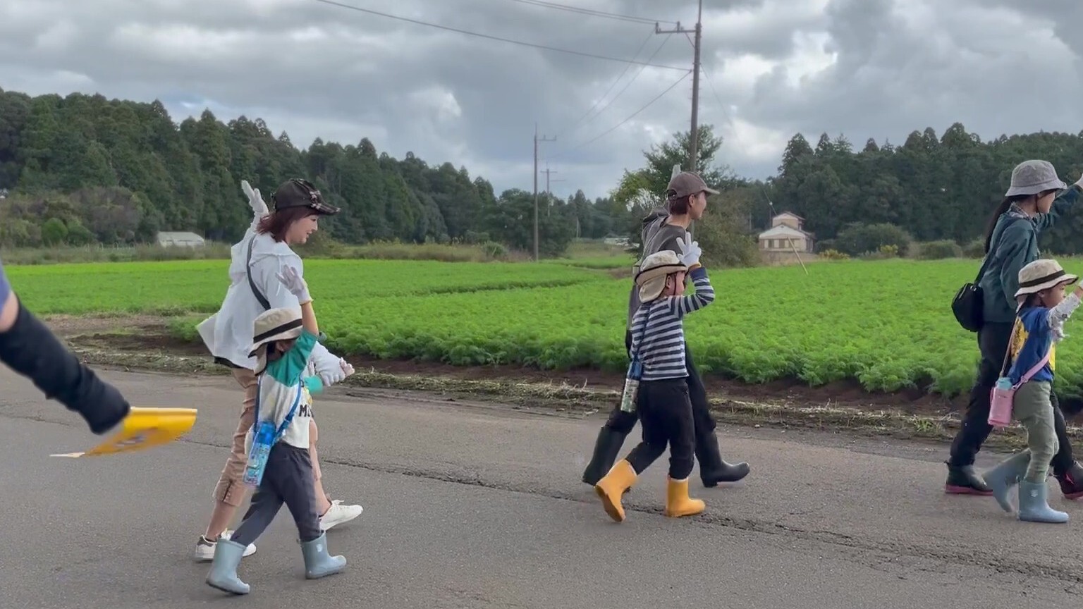 畑に移動する子どもたち
