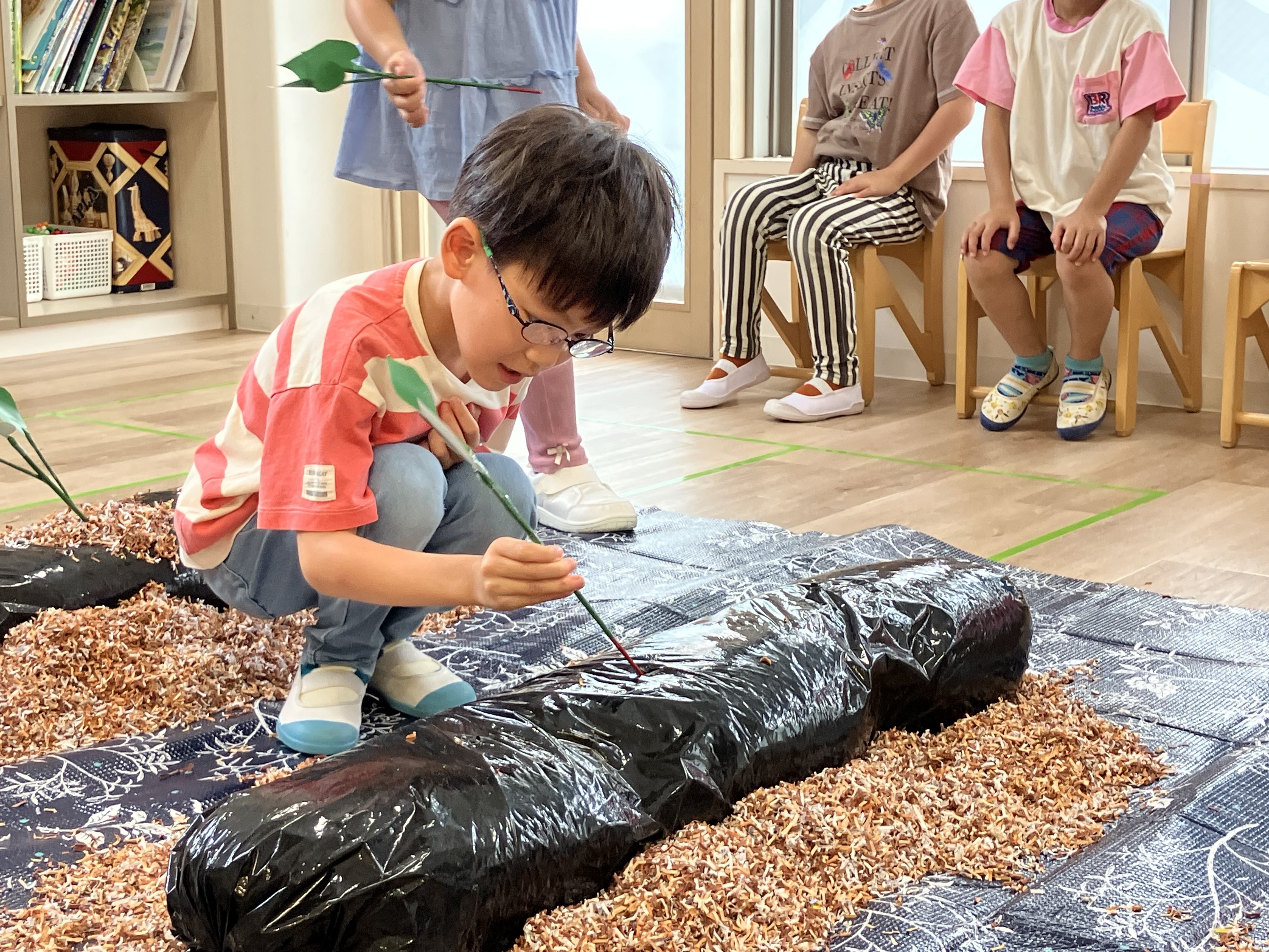 苗植えを練習するこどもたち