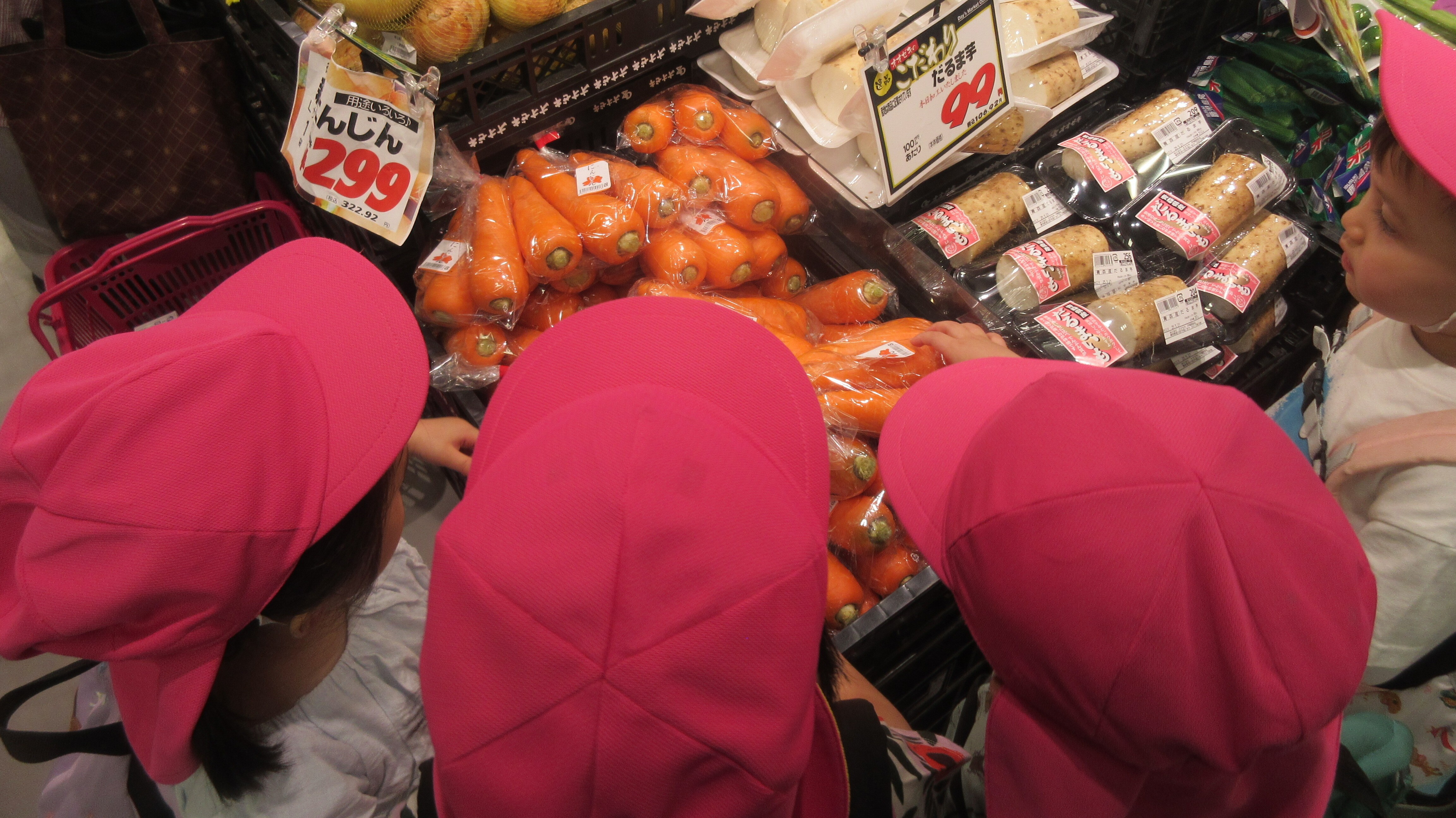 にんじんを選ぶこどもたち