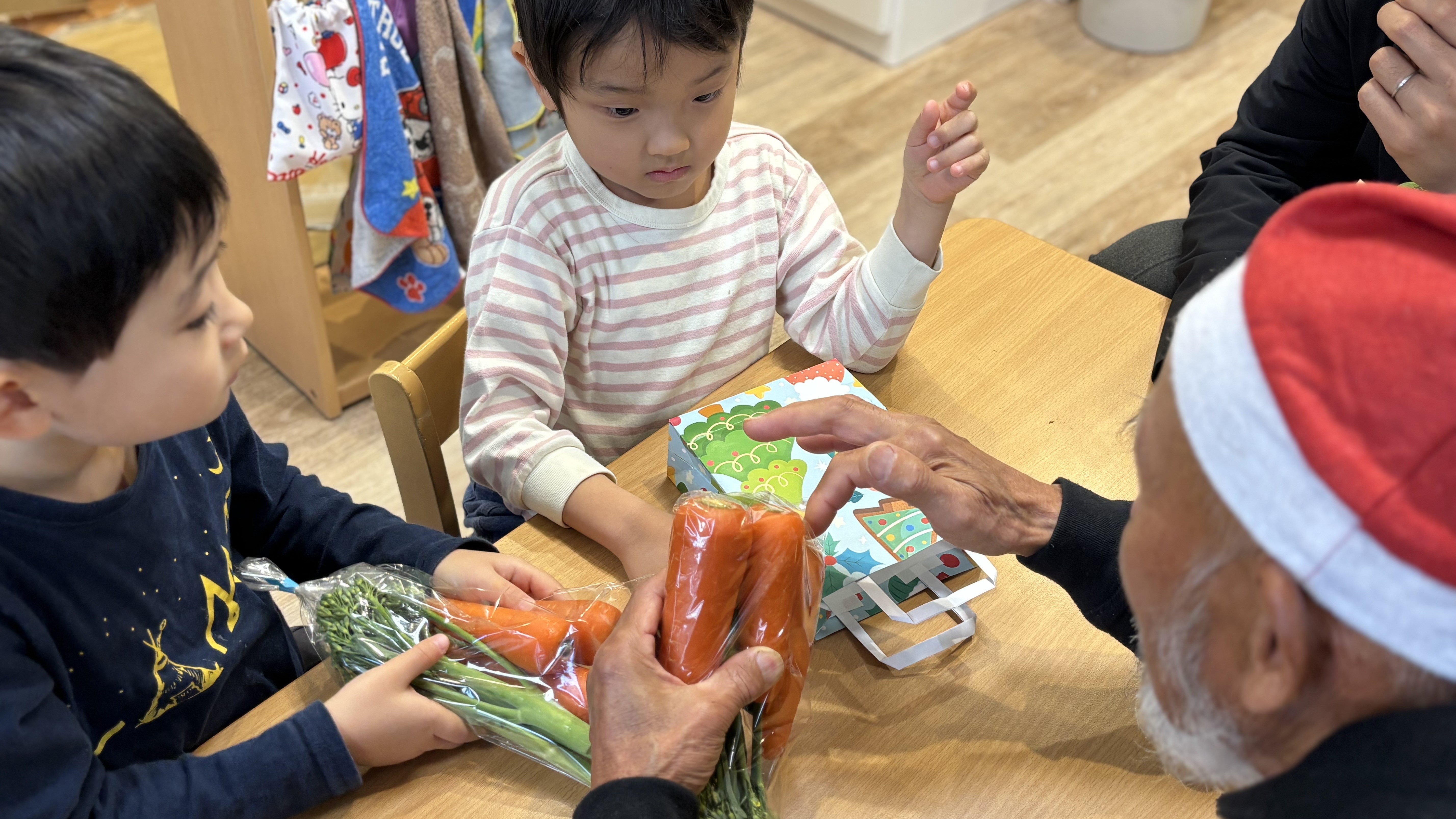 野菜をプレゼントしてもらった子どもたち