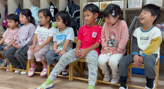 真剣に話を聞く子どもたち