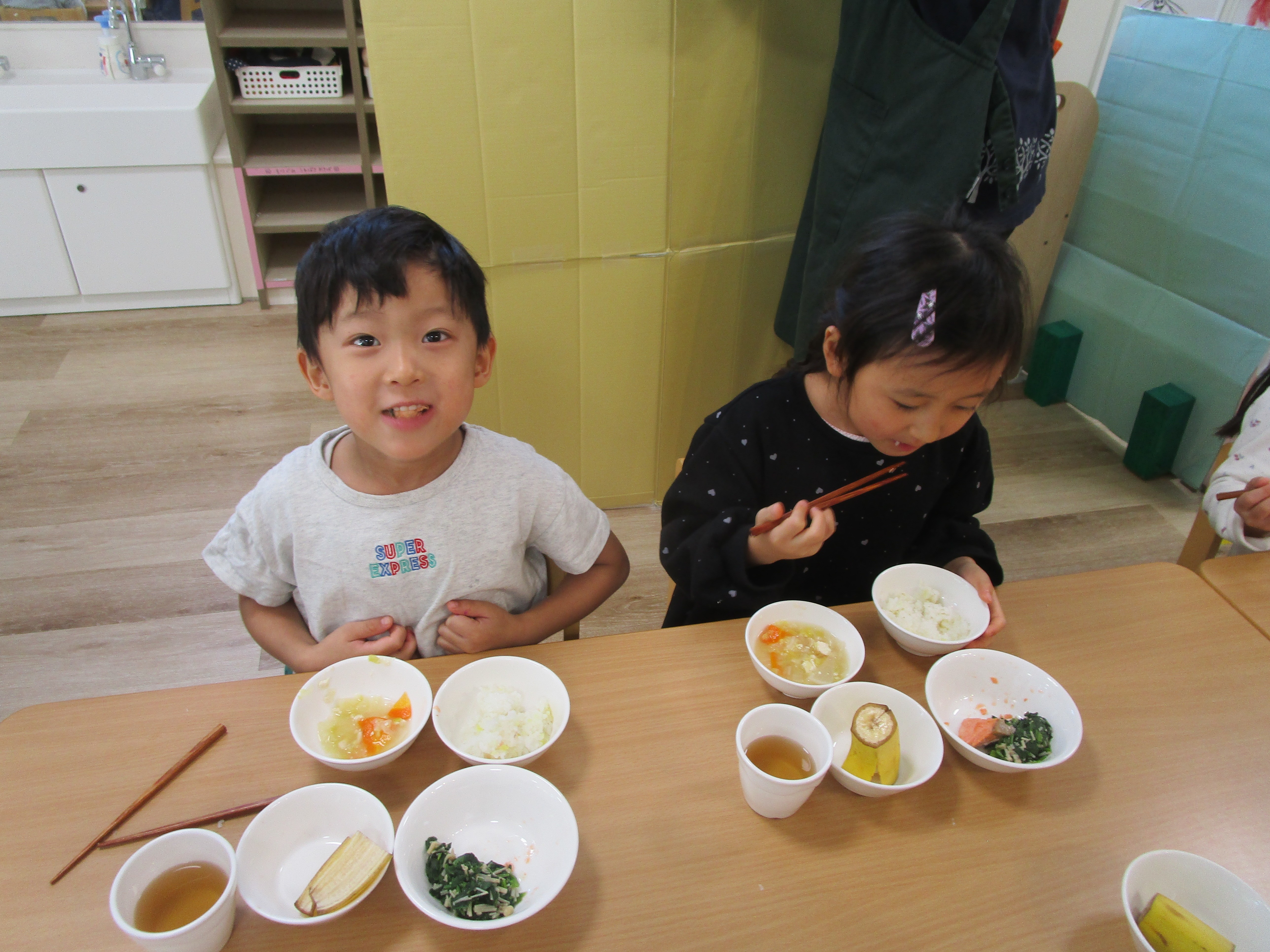 給食を食べる子どもたち