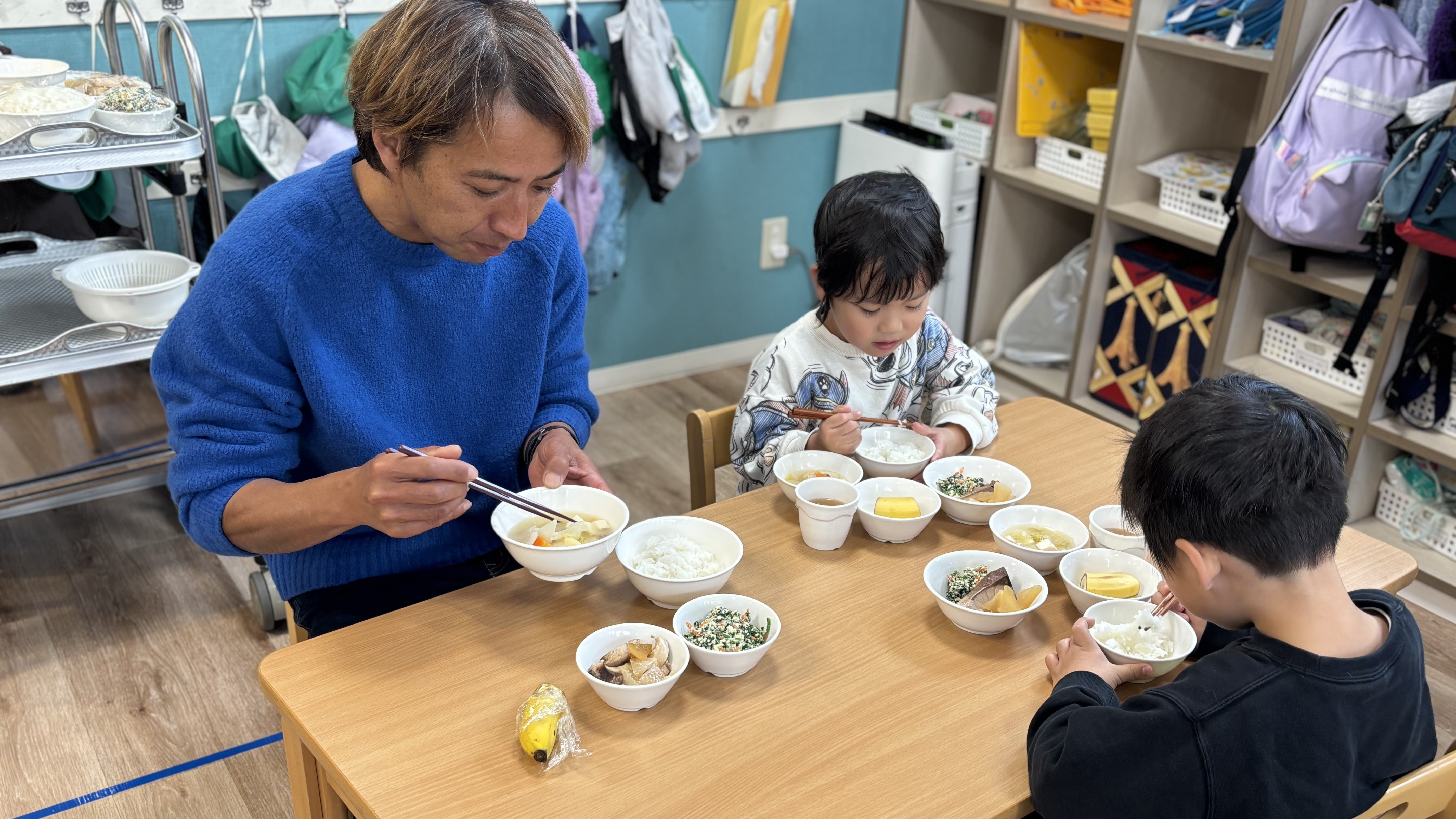 こうじさんとご飯を食べる子どもたち