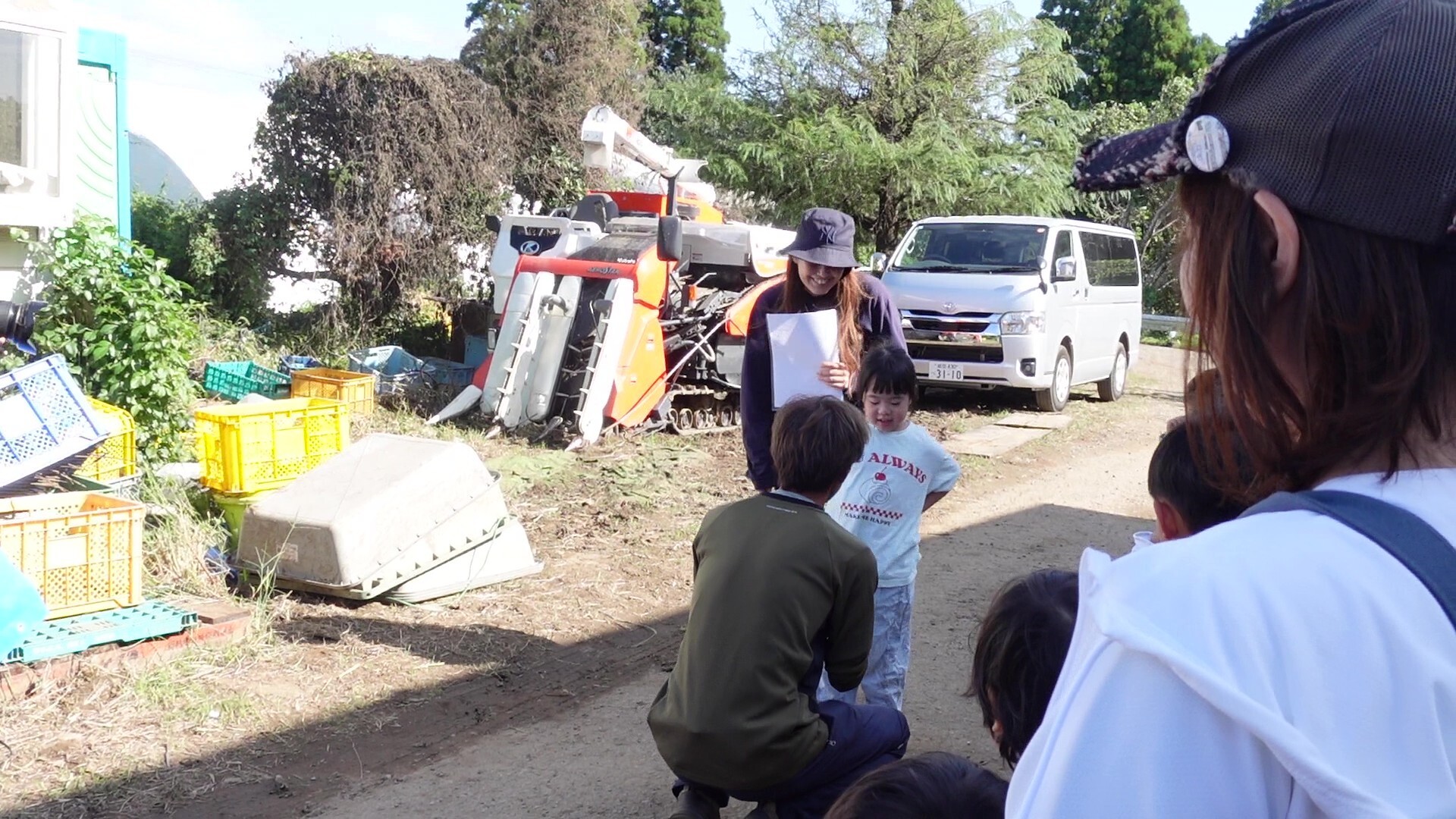 手紙を渡す子ども