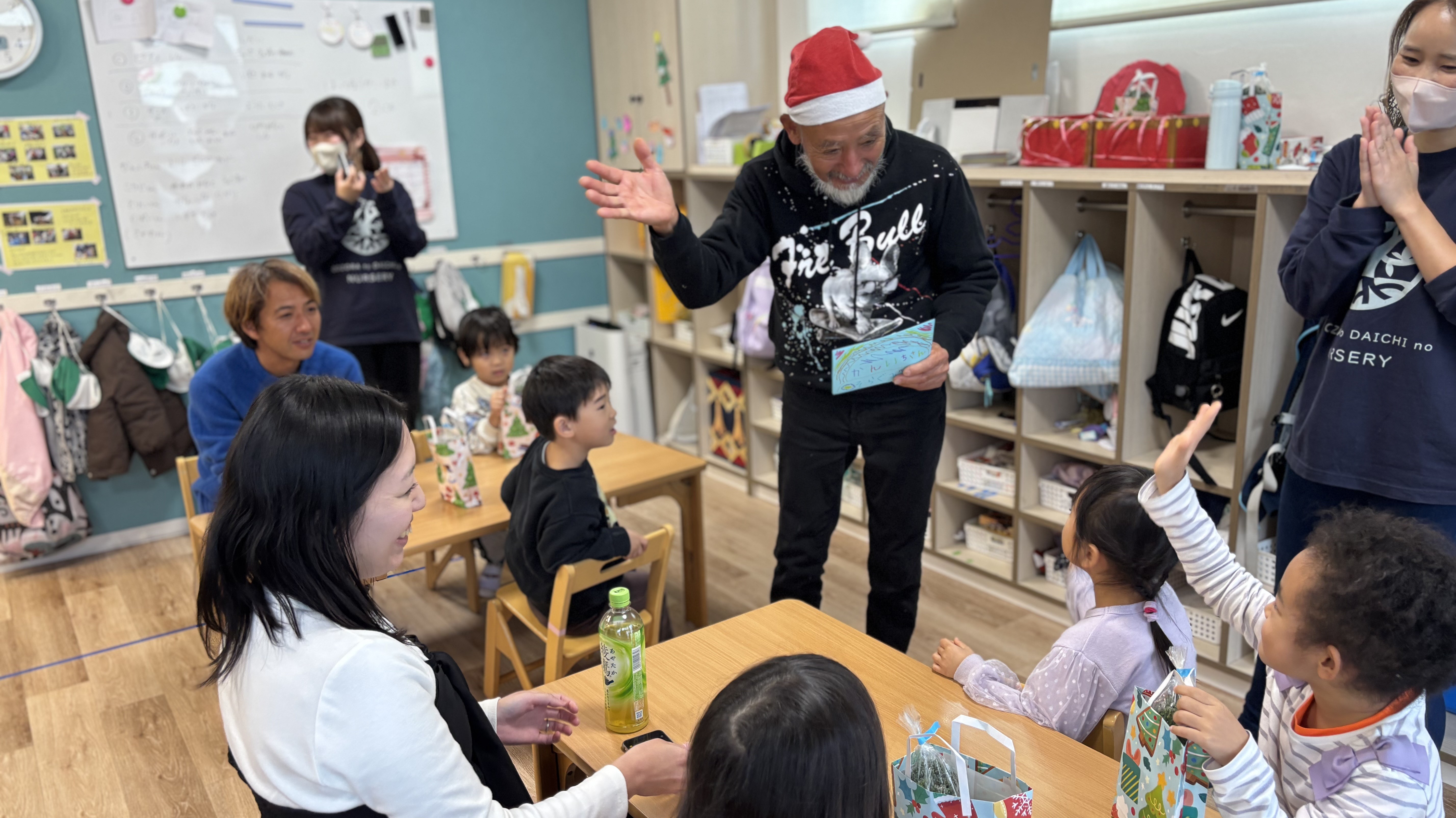 かんいちさんにお手紙を渡す子ども