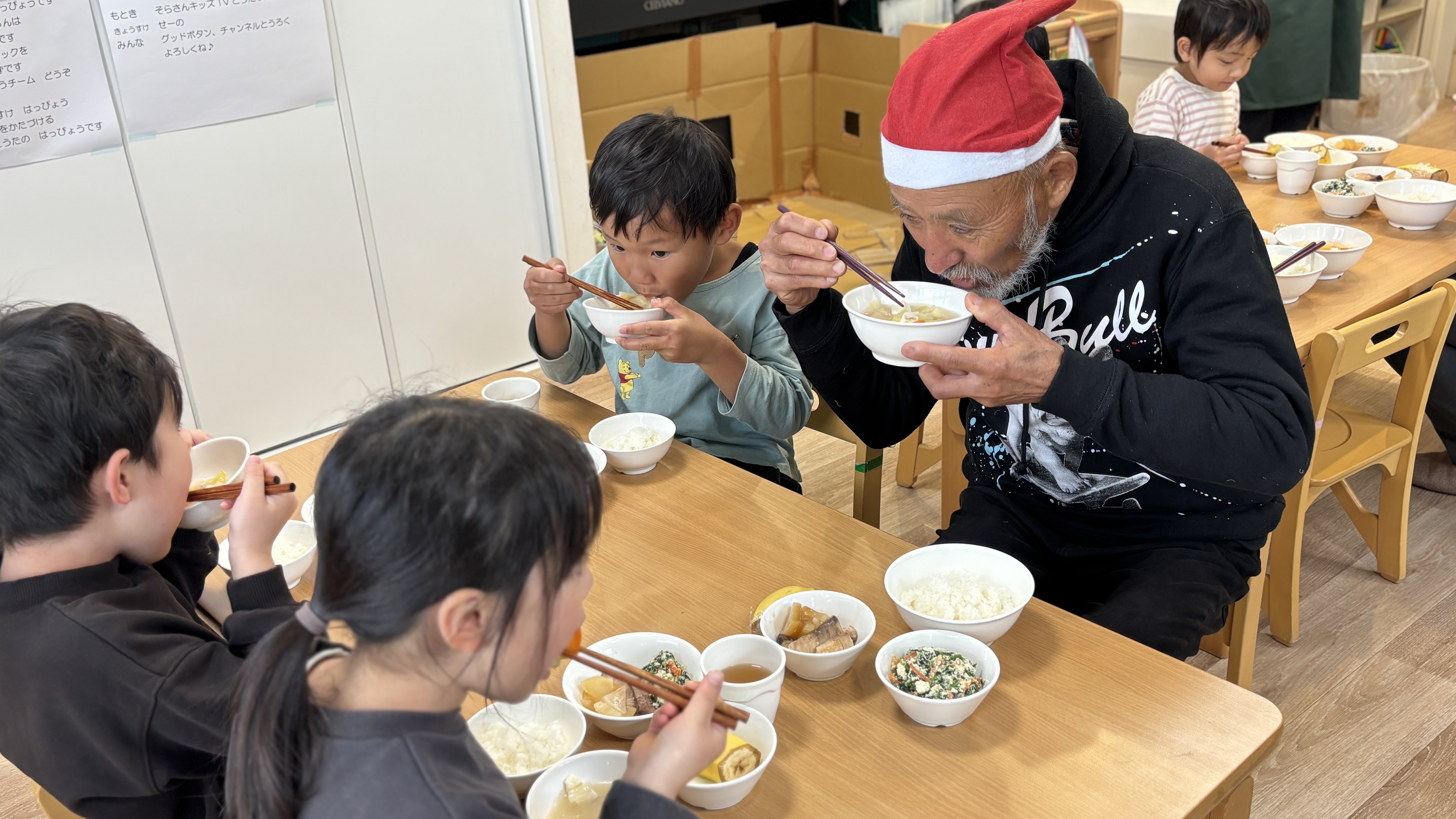 完一さんとご飯を食べる子どもたち