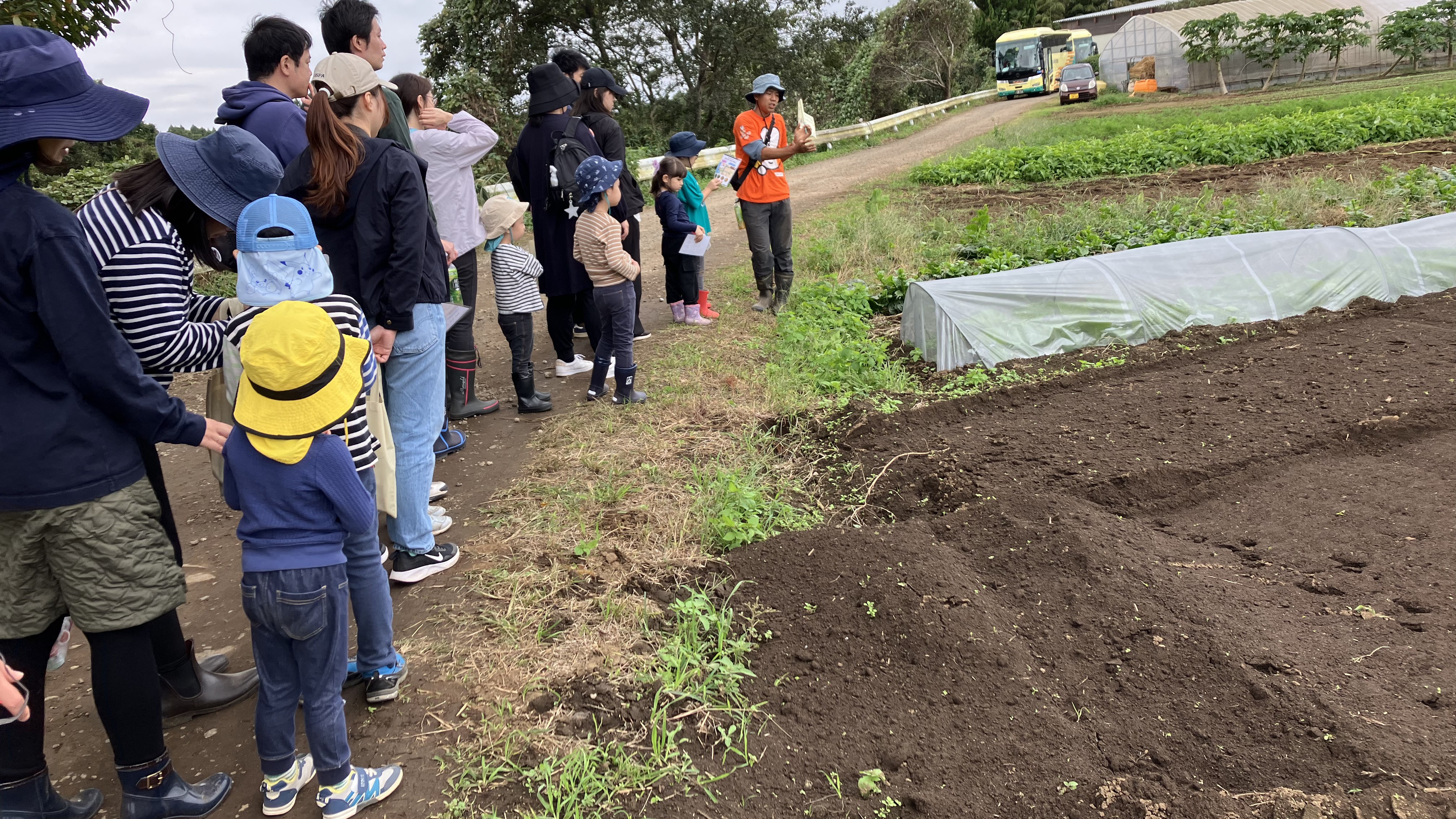 畑を探検する親子たち
