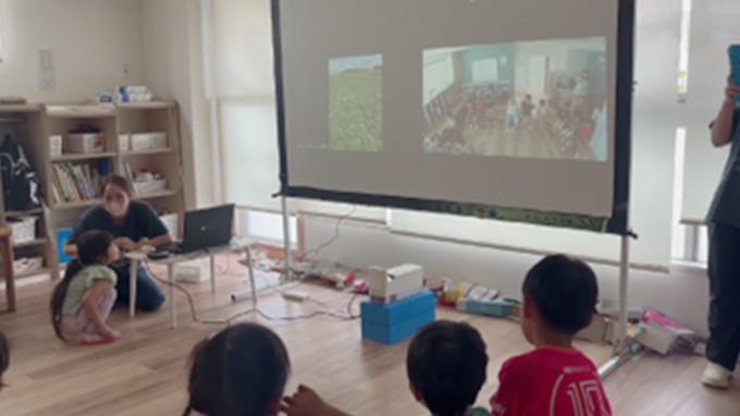 畑の質問をしている様子