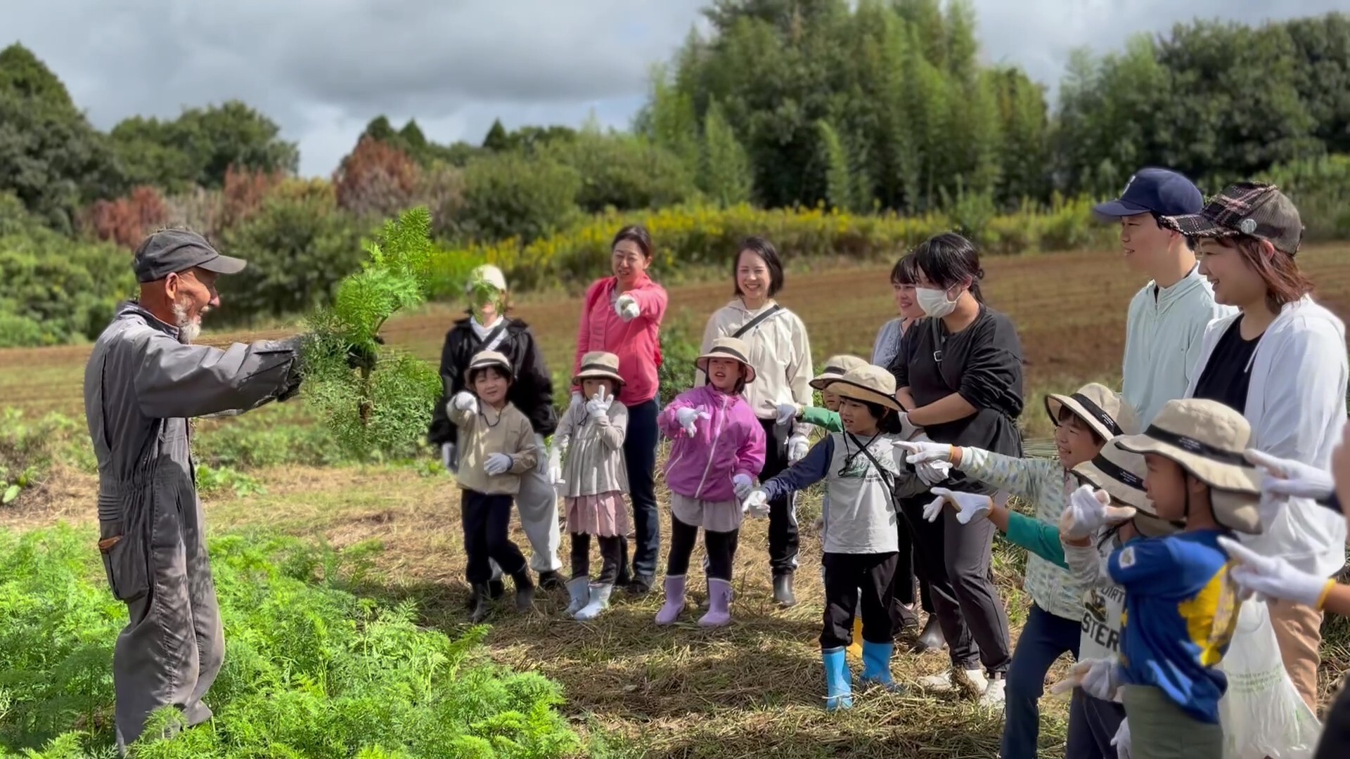畑で育った野菜と感謝の心～収穫のお手伝いと畑で渡す贈り物たち～