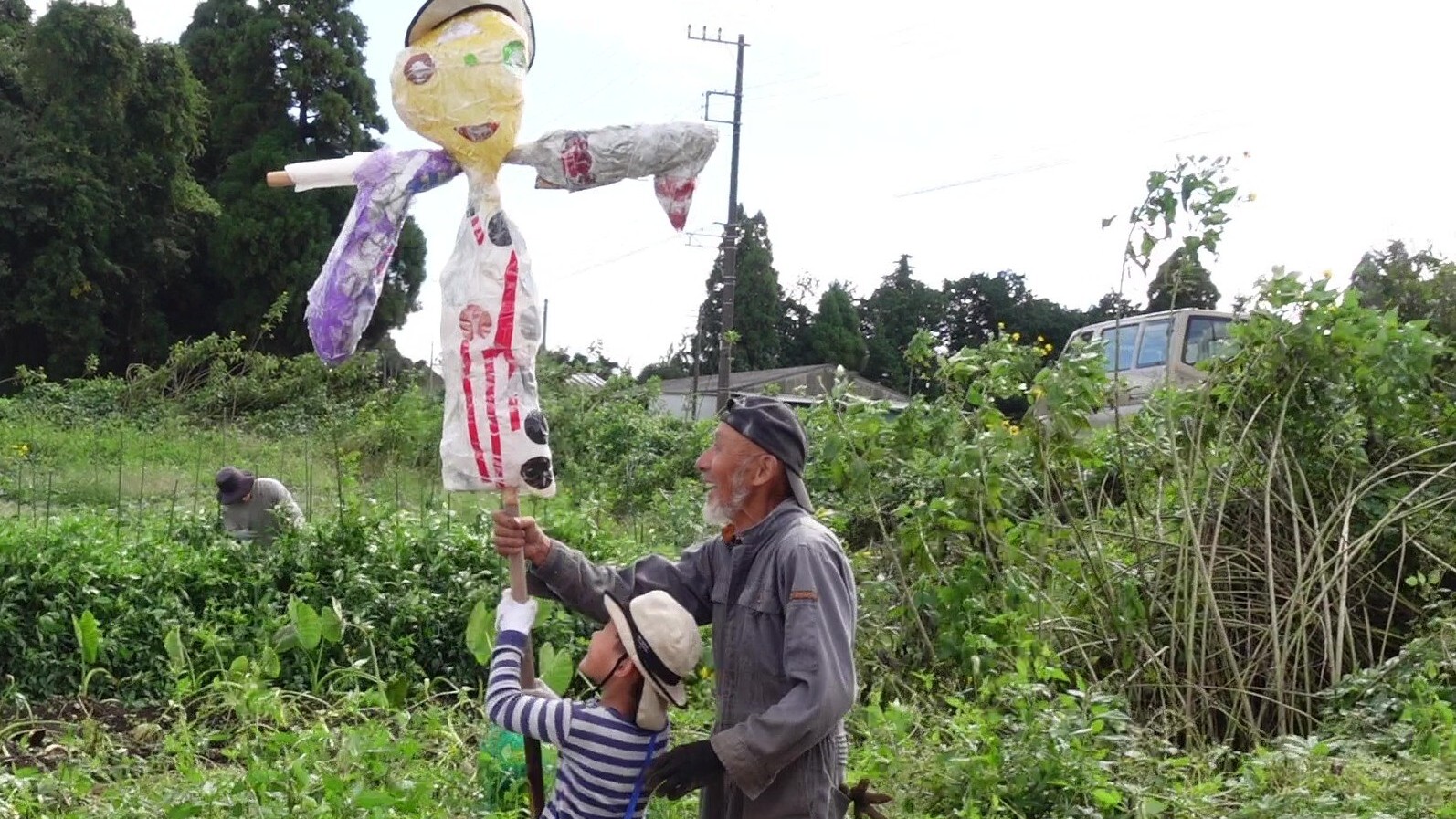 かかしを持つ子ども②