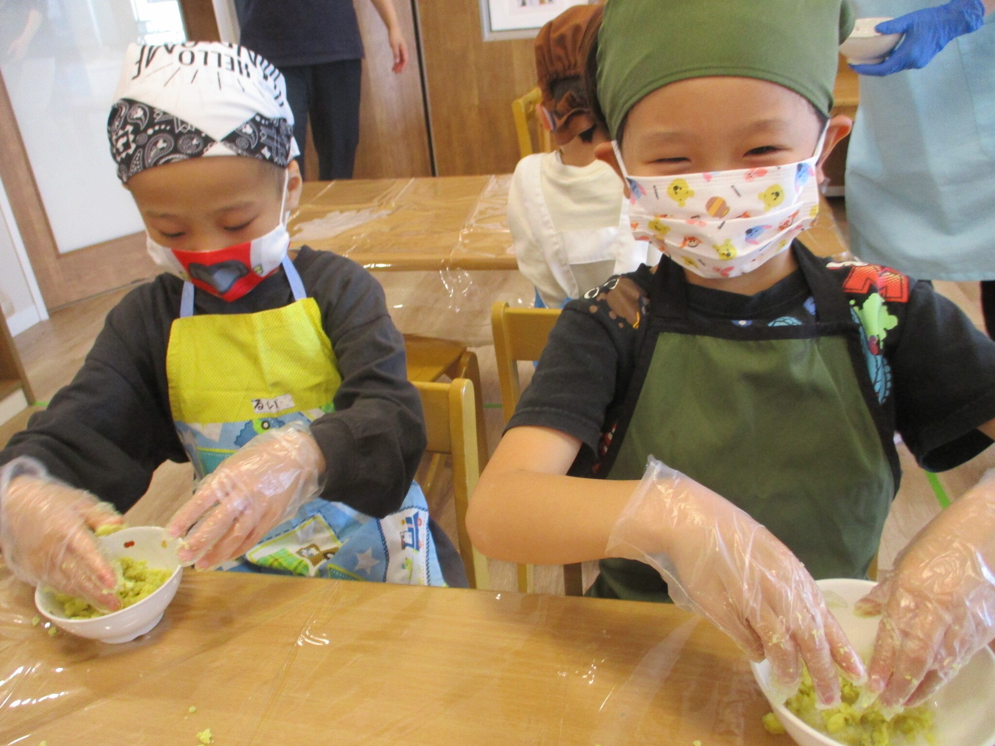 スイートポテトを作る子ども