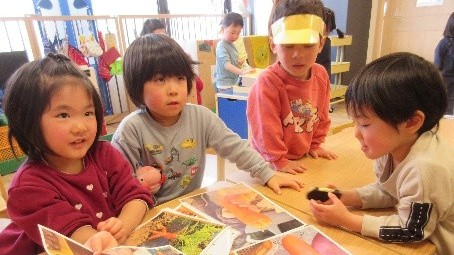 にんじんをみてお話をする子どもたち