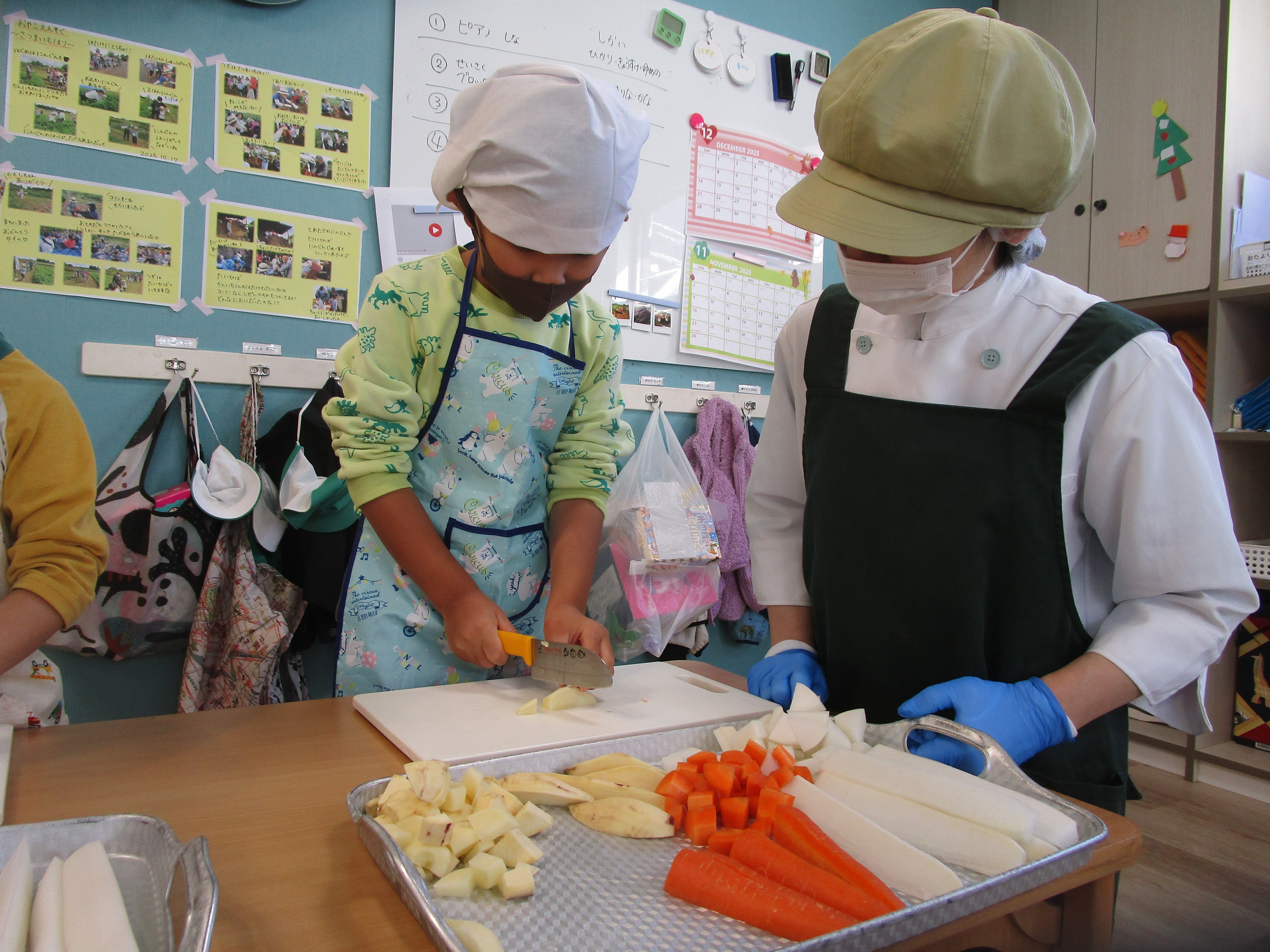 さつまいもを切る子ども