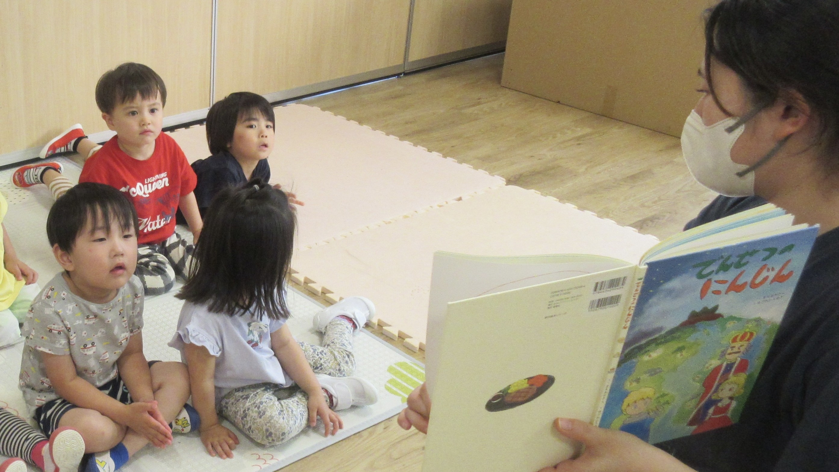 お話をきくこどもたち