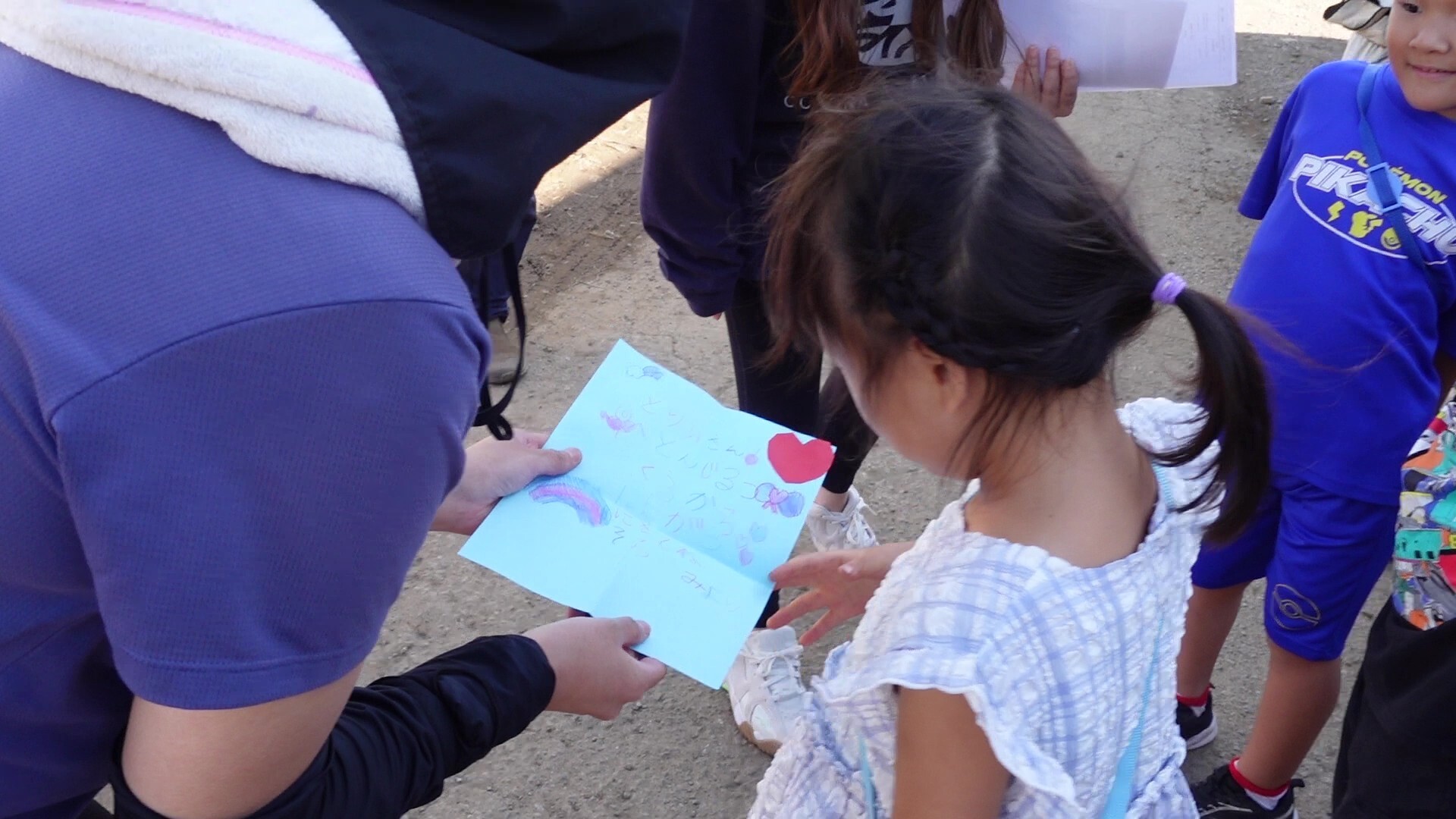 手紙を読む子ども