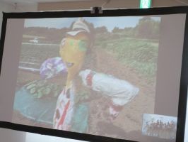 オンライン中継で見る子どもたちが制作したかかし