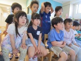 野生鳥獣による畑の被害を観察する様子