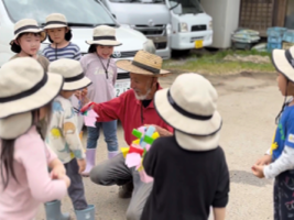 お誕生日プレゼントを渡す子どもたち
